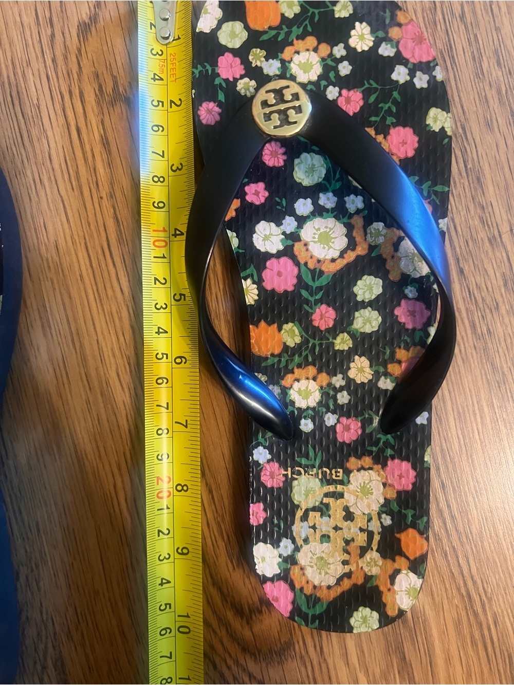 Tory Burch Black Floral Flip Flops Gold Logo chic bohemian designer luxe cos co - Picture 4 of 4